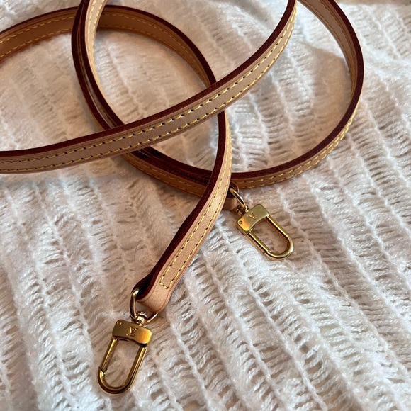 LOUIS VUITTON
Damier Azur Eva Clutch - Picture 2 of 16